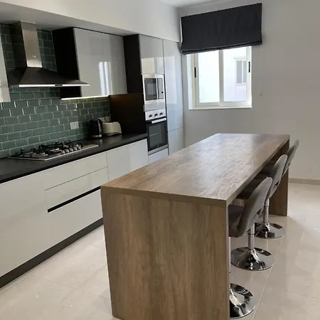 Sunset Modern Near The Apartment